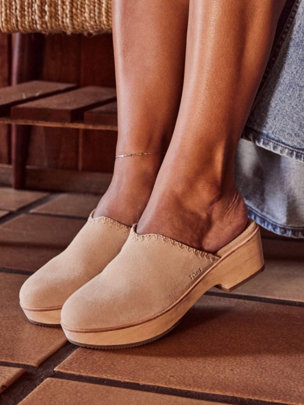 TOMS Women’s 8.5 Addison Neutral Cream Suede Round Toe Mule Wooden Clogs in EUC - Picture 5 of 16